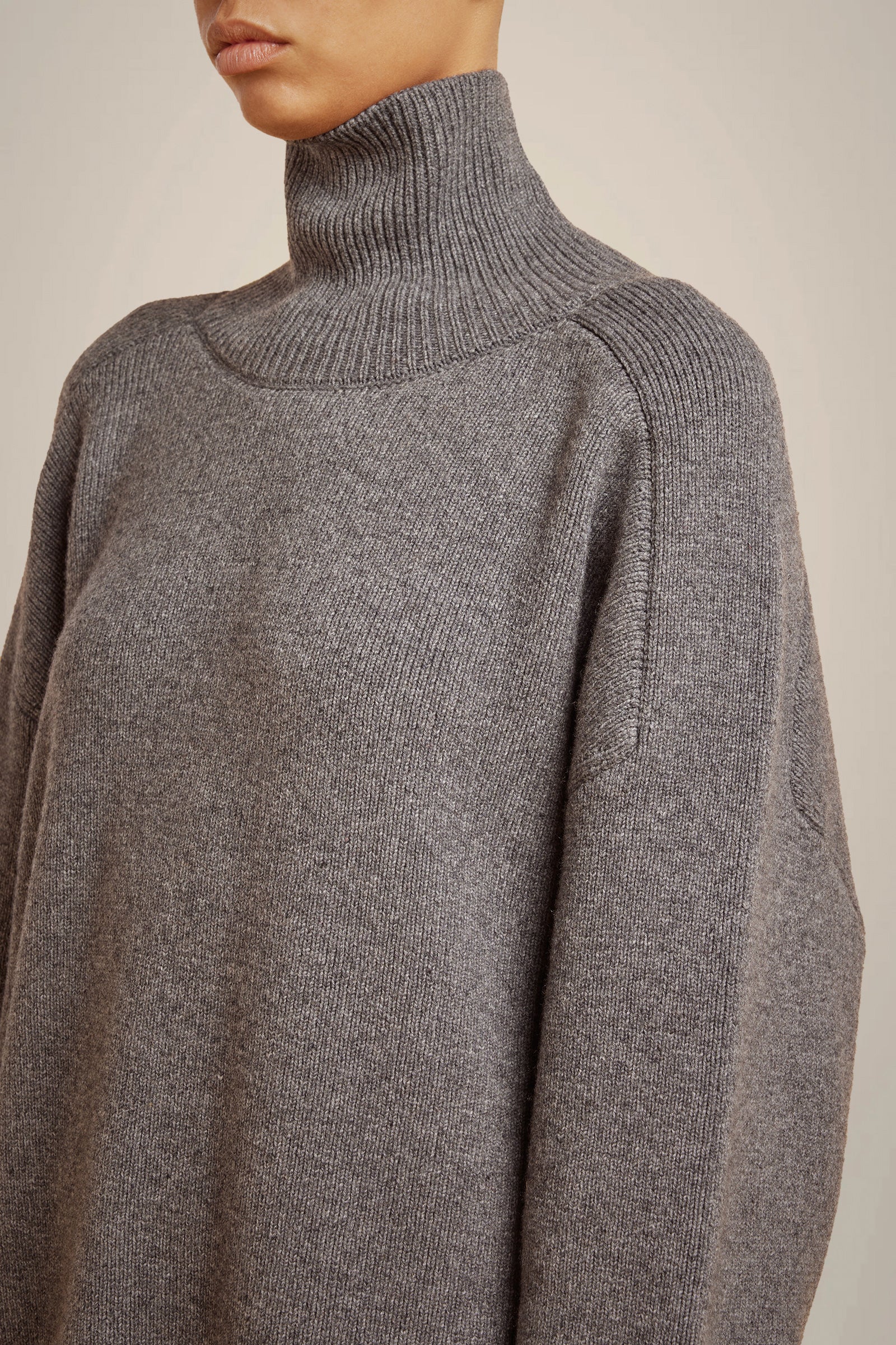 MAGLIA COLLO ALTO IN CASHMERE RICICLATO