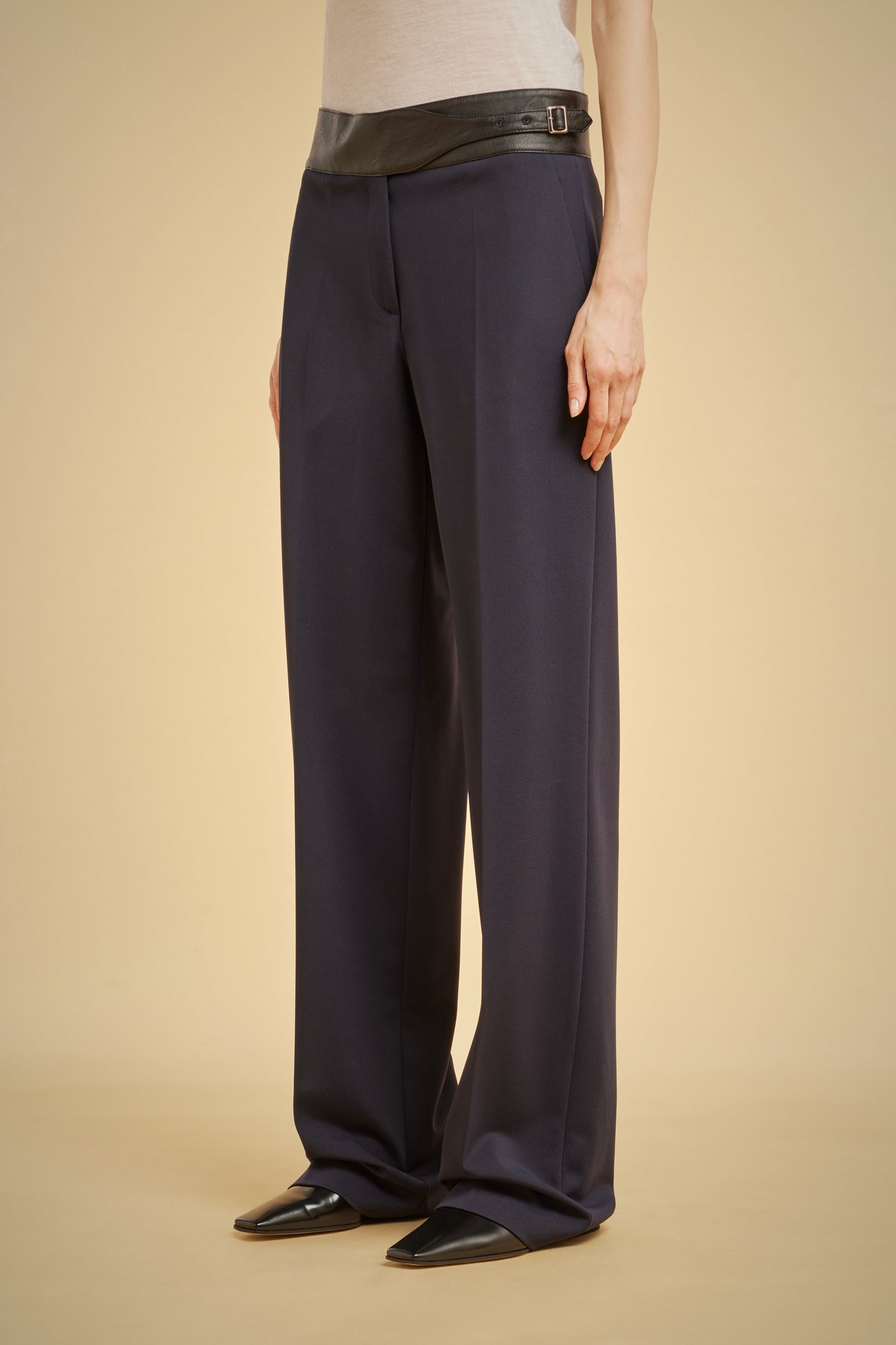 PANTALONE CON FASCIONE IN ECO-PELLE