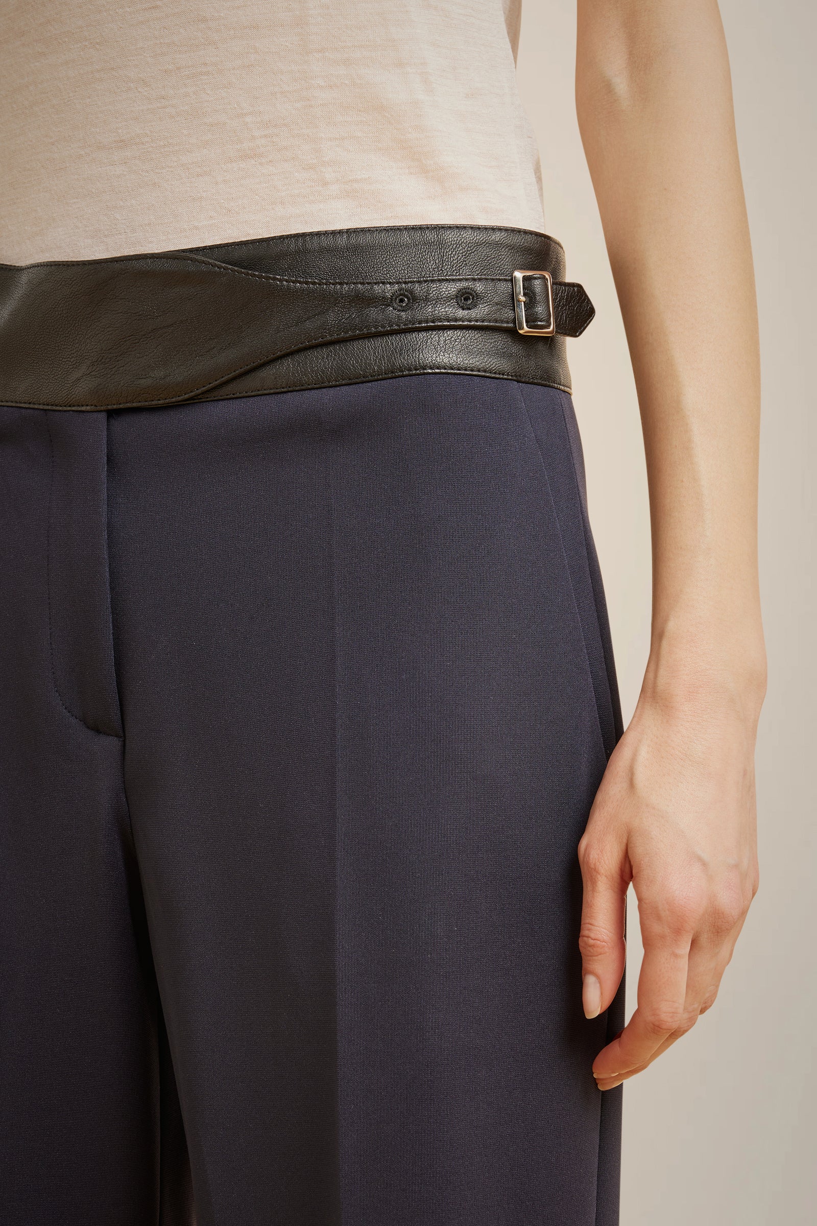 PANTALONE CON FASCIONE IN ECO-PELLE