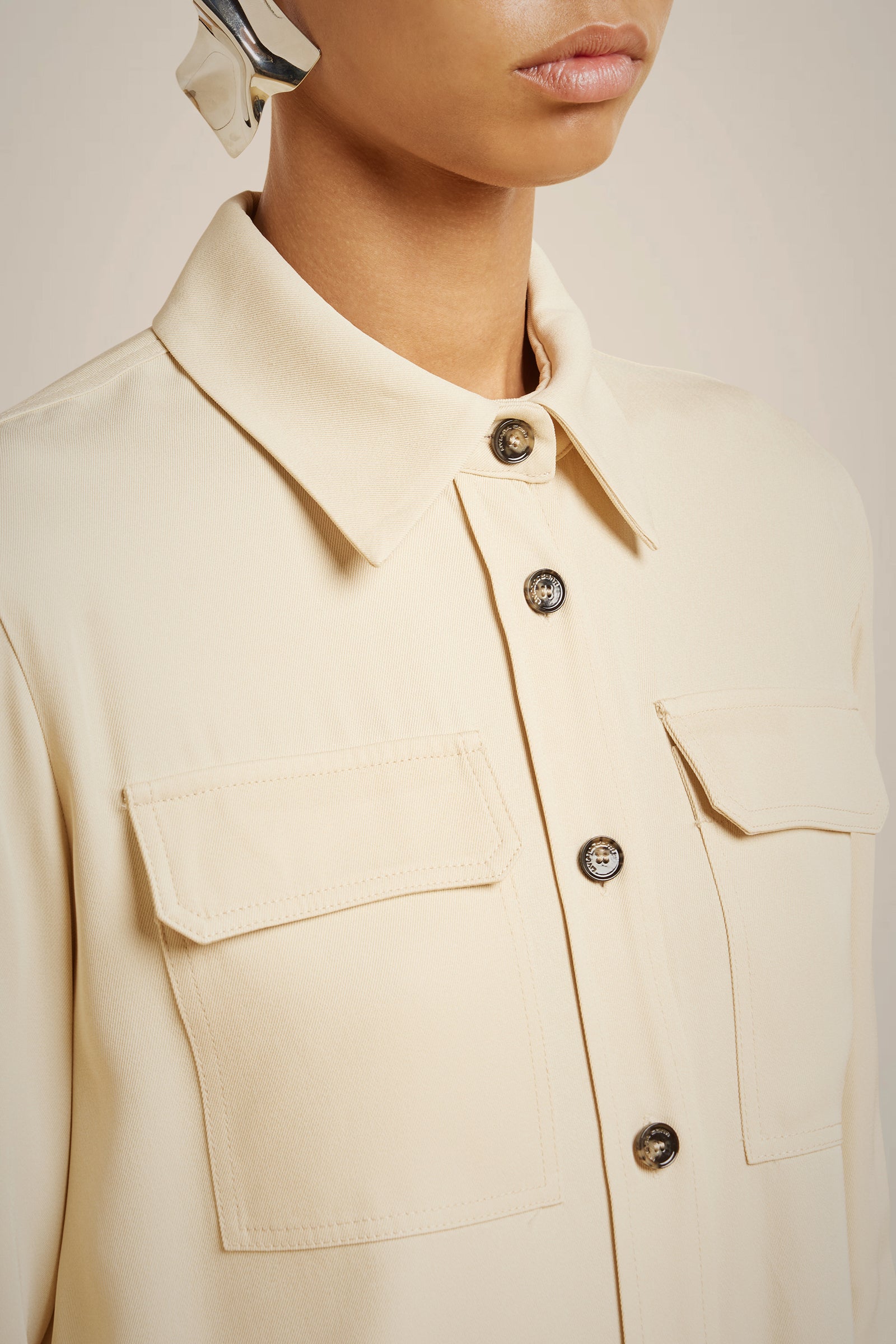 CAMICIA CON TASCHE A TOPPA