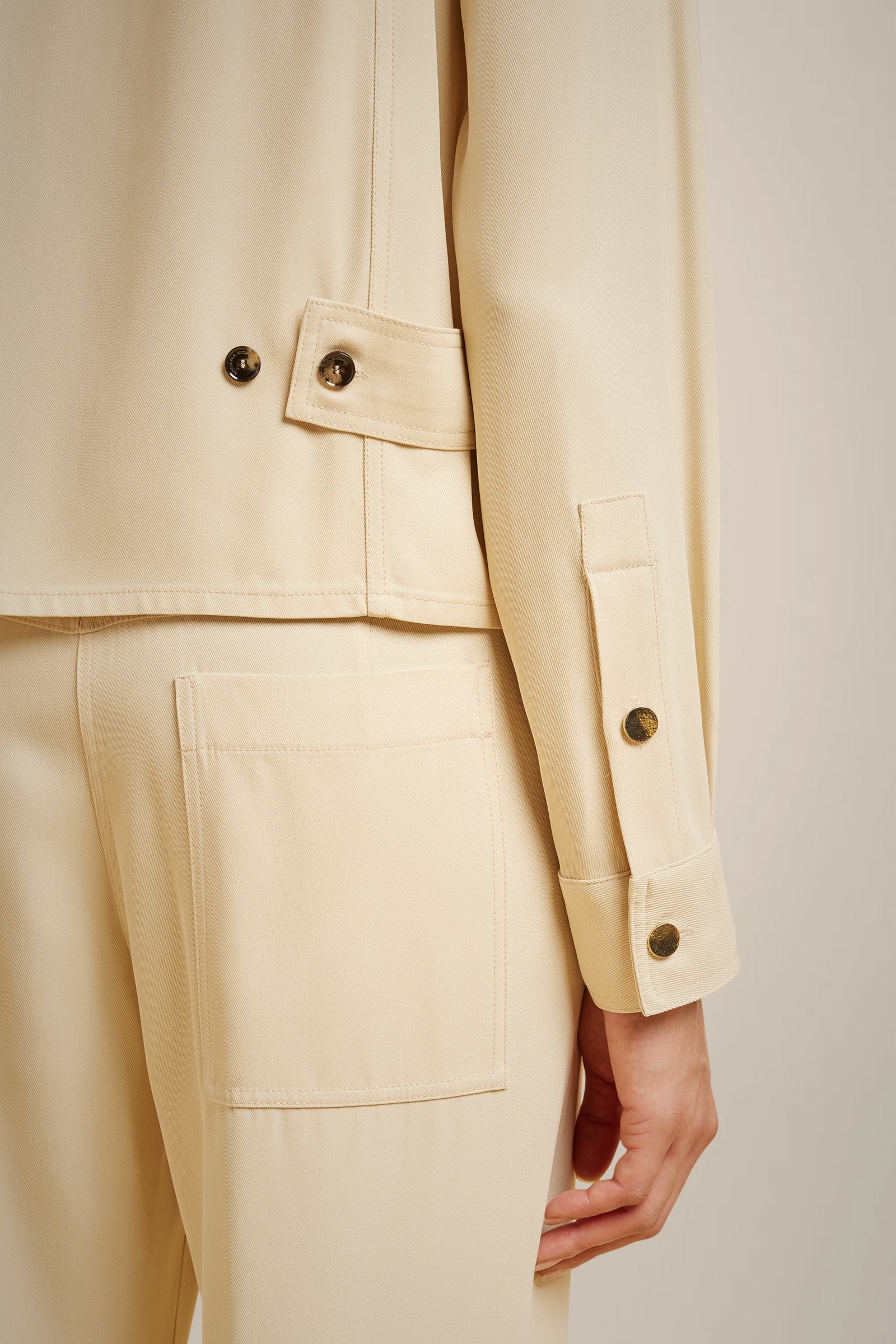 CAMICIA CON TASCHE A TOPPA